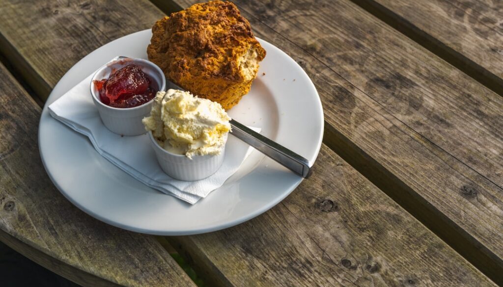 Historia i tradycja polskiej kuchni - co wyróżnia pączki na tle innych słodkości