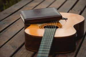 Czym jest polska piosenka folklorystyczna i jak różni się w zależności od regionu