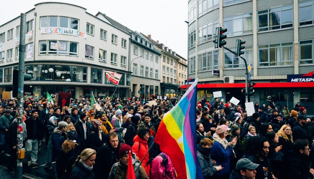 Jak powstają badania opinii publicznej i dlaczego są ważne dla społeczności