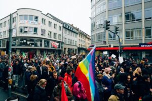 Jak powstają badania opinii publicznej i dlaczego są ważne dla społeczności